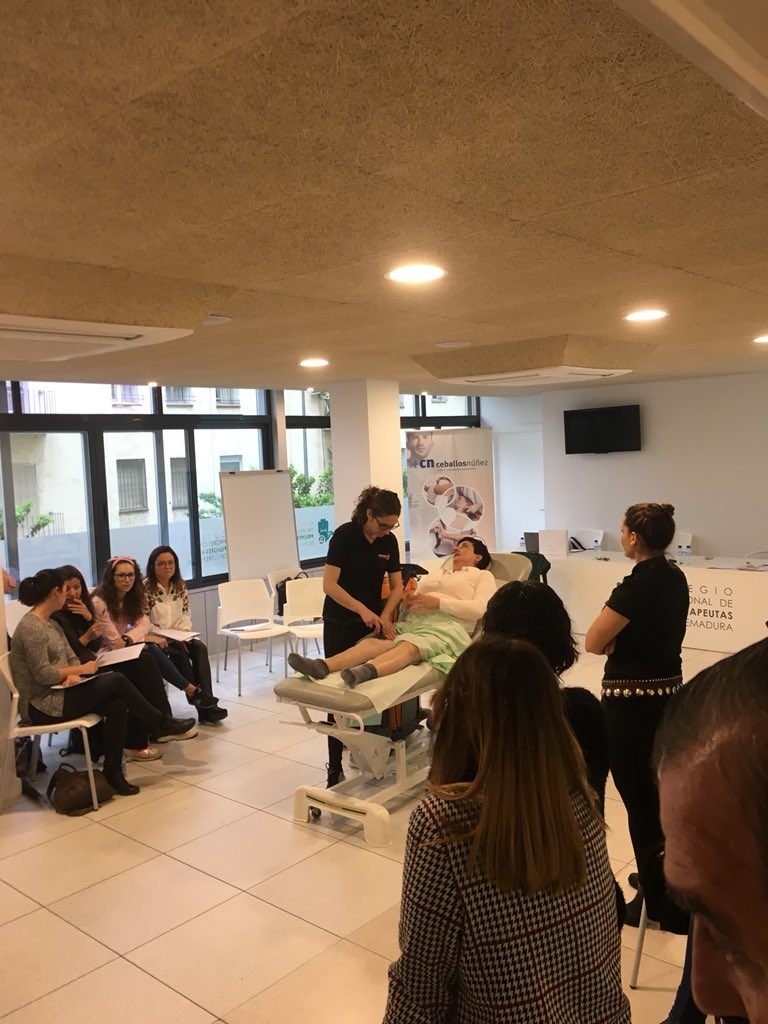 ceballosnunezsl's tweet photo. Manos a la obra con los equipos! 
@saraindiba ,responsable del Dpt de formación de @INDIBAactiv resolverá las dudas de los asistentes en los tratamientos con #indiba 😉 https://t.co/Mu0xqHLXoC