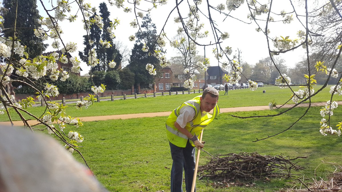 What a beautiful morning for myself and Tesco colleagues to be  gardening on GX Common with the GX Conservation Volunteers  #tescointhecommunity <a href="/Larks77/">Alan larkin</a> <a href="/tesconews/">Tesco News</a>
