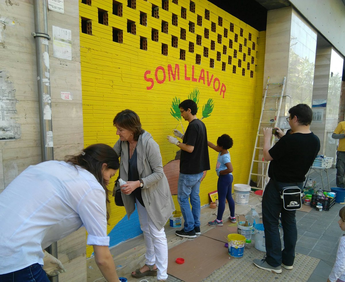 CDRsLleida's tweet photo. [CDR CAPPONT] Comencem l'acte mentre pintem el mural! Serem a Doctora Castells afirmant que #ACappontSomCDR. #SomLlavor https://t.co/7C9xQg7F9T