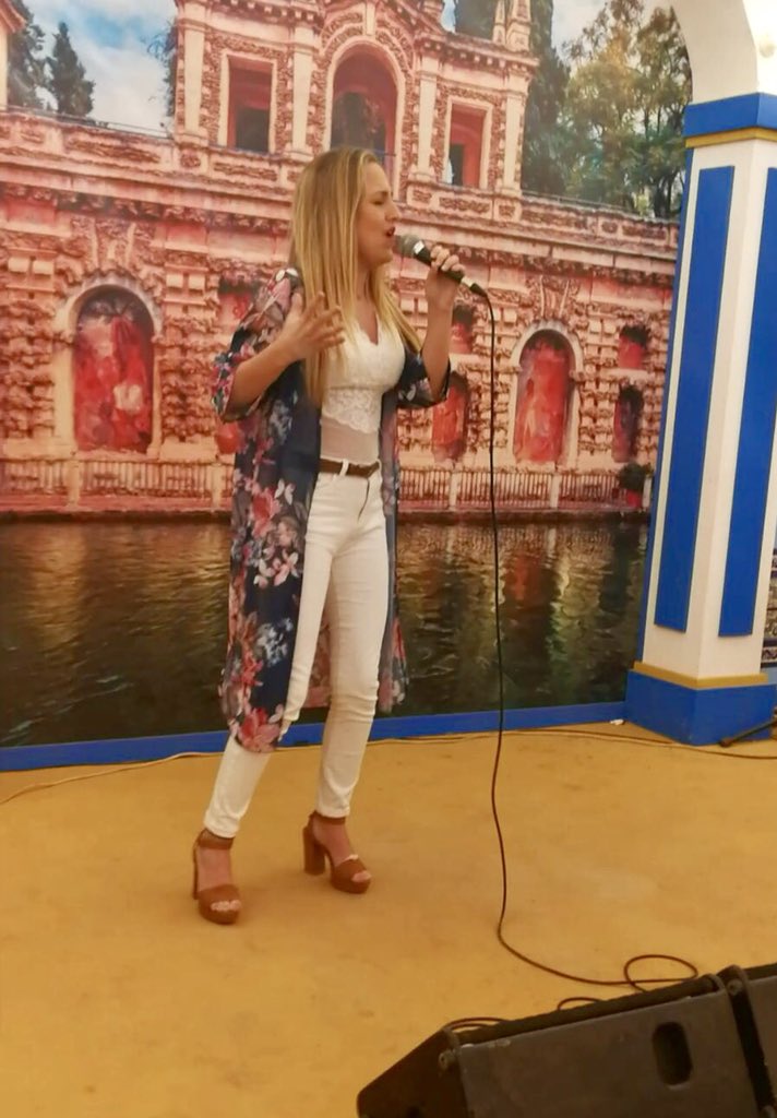 OficialTriana's tweet photo. Noche mágica despidiendo mi #FeriadeAbril2018 💃💃🎡🎡 en la caseta de @La_SER, maravilloso haber podido estar con ustedes...😉😉
Besos y hasta siempre...😘😘😘
#DiscoTrianadeAlba 🎶🎤📀
#QuieroSer 🎸🎷🎻 https://t.co/LzTFQOMgvC