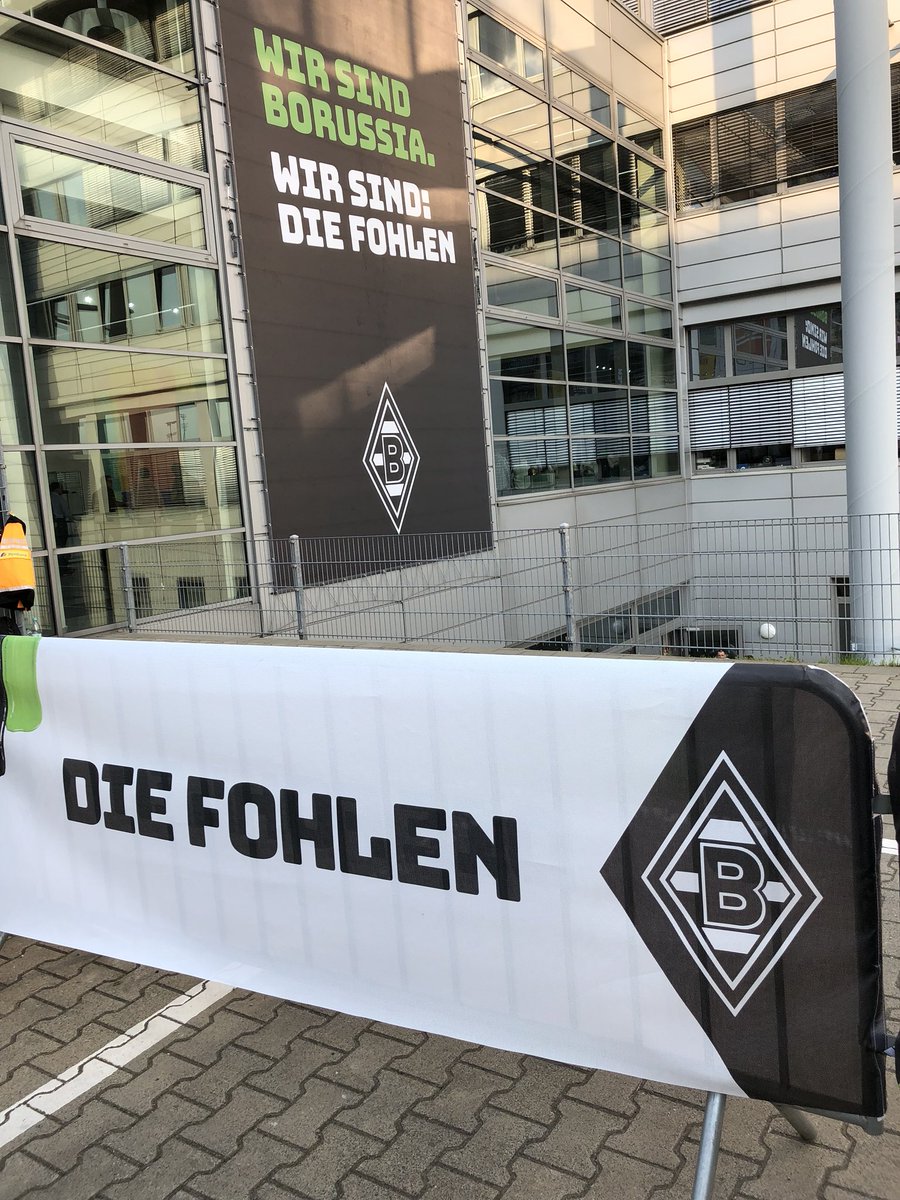 proggenkamp's tweet photo. Vor einem Jahr auf dem Reißbrett - und plötzlich real. 💪🏻#MarkenRelaunch #teamwork #LundL #bmg #fohlenelf #meinefarben #stolz #happy #agenturlife https://t.co/nA9jXMpGta