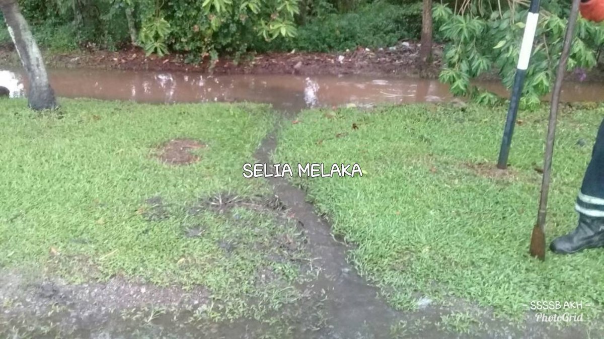 SSSSB_Melaka's tweet photo. 21.4.2018

FT019 Lebuh AMJ
Sek. 37.10
#MelakaTengah @JKRMelakaTengah 

#TeamSelia bina Scupper Drain alirkan air bertakung

▶️ Kini Musim 🌧⛈ di #Melaka 

#ZeroPonding sasaran kami

#SeliaGroup #ZonSelatan #InfraRakyat https://t.co/hGobhVg27D