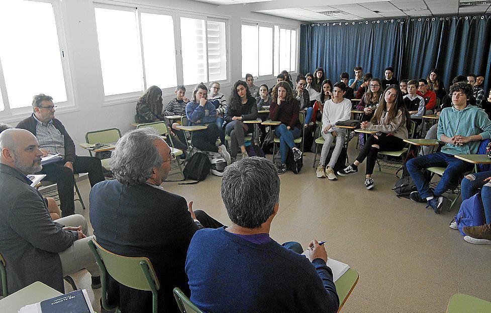 jovesxpublica's tweet photo. Durant la reunió de dia 18 entre la Junta de Delegats de l'@IesCapDeLlevant i la comitiva de la conselleria d'Educació de les Illes Balears (@EDUN_IB), el conseller defensà la bona labor de la Junta respecte la creació del seu Estatut d'Autonomia. https://t.co/rRn5CJeh5Y
