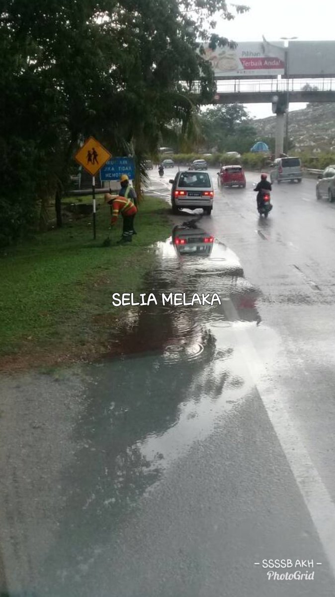 SSSSB_Melaka's tweet photo. 21.4.2018

FT019 Lebuh AMJ
Sek. 37.10
#MelakaTengah @JKRMelakaTengah 

#TeamSelia bina Scupper Drain alirkan air bertakung

▶️ Kini Musim 🌧⛈ di #Melaka 

#ZeroPonding sasaran kami

#SeliaGroup #ZonSelatan #InfraRakyat https://t.co/hGobhVg27D