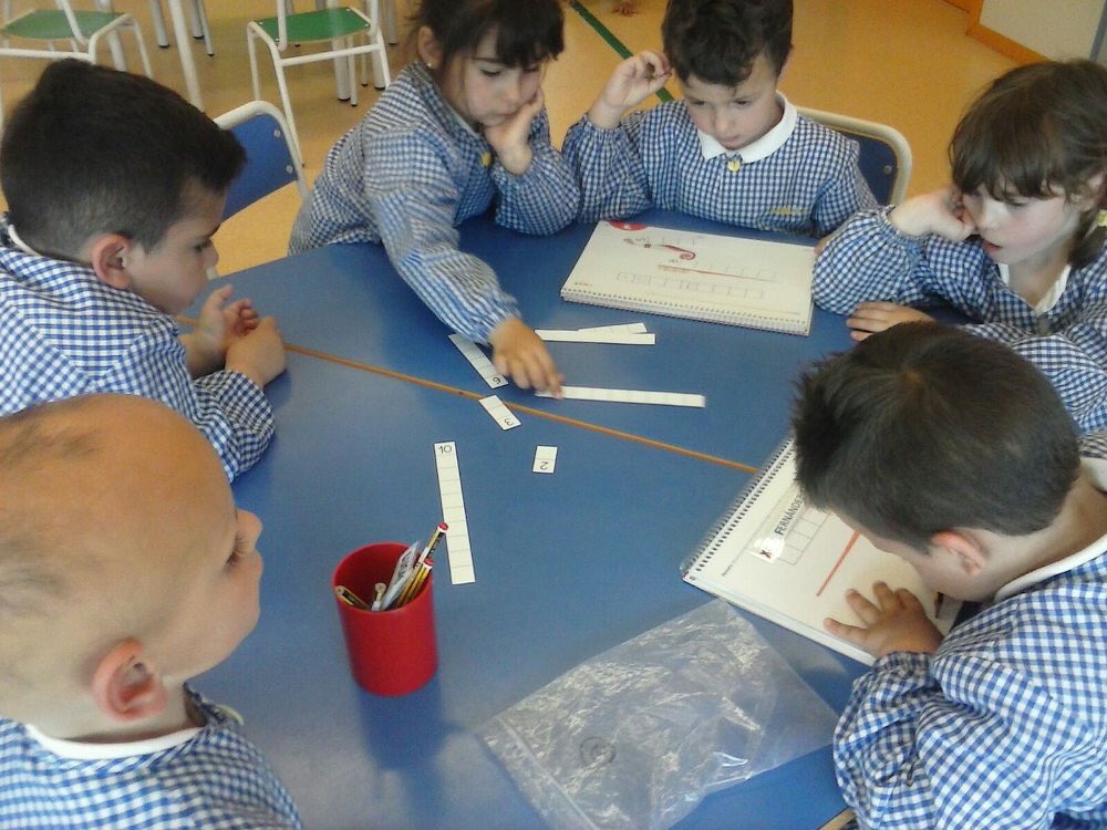 EscolaJoan23's tweet photo. Els nens i nenes de #P4 de #INF de l’@EscolaJoan23 #treballem amb les #reglets #cuisenaire i les #Reglets #numèriques dels nostres amics els #EMats del #EntusiasMAT... #Aprenem molt!!! #Tarragona #classe https://t.co/LLF7uBvJIe
