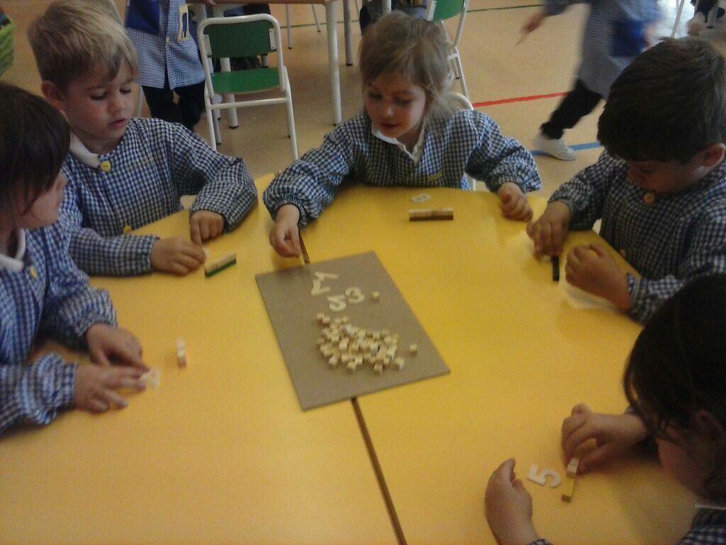 EscolaJoan23's tweet photo. Els nens i nenes de #P4 de #INF de l’@EscolaJoan23 #treballem amb les #reglets #cuisenaire i les #Reglets #numèriques dels nostres amics els #EMats del #EntusiasMAT... #Aprenem molt!!! #Tarragona #classe https://t.co/LLF7uBvJIe