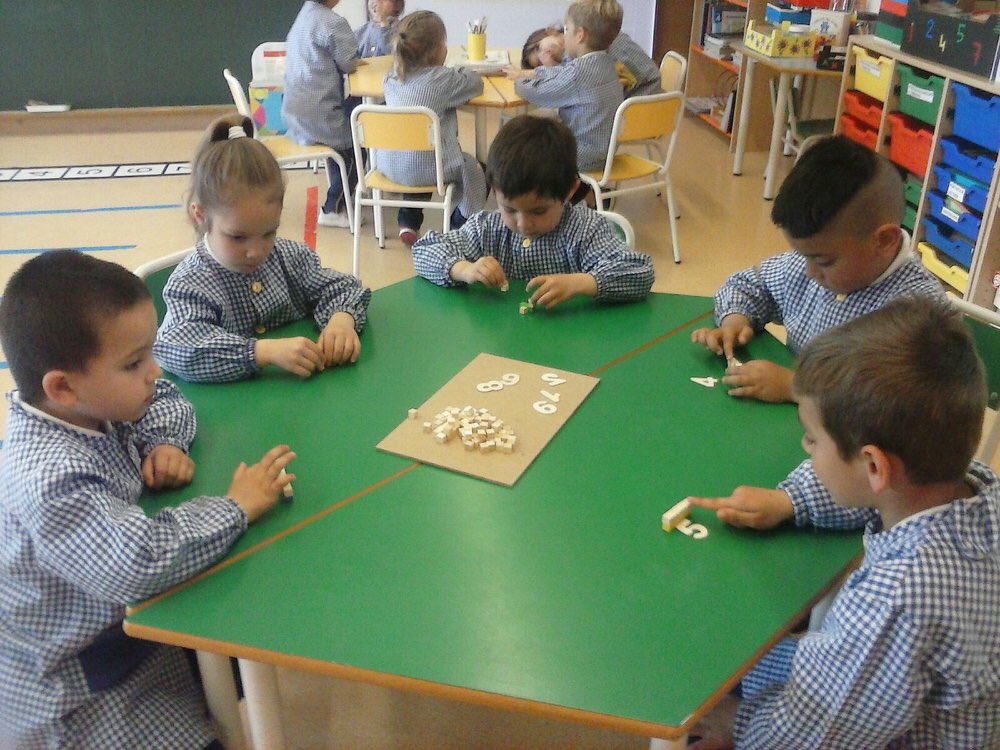 EscolaJoan23's tweet photo. Els nens i nenes de #P4 de #INF de l’@EscolaJoan23 #treballem amb les #reglets #cuisenaire i les #Reglets #numèriques dels nostres amics els #EMats del #EntusiasMAT... #Aprenem molt!!! #Tarragona #classe https://t.co/LLF7uBvJIe