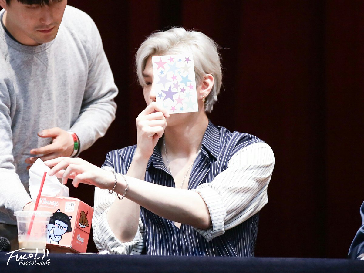 FuocoLeone2016's tweet photo. 180421 영등포 팬싸 #빅스 #VIXX #정택운 #레오  @JUNGTW_LEO  #EAU_DE_VIXX #향 #Scentist

거울인줄………………ㅋㅋㅋㅋㅋㅋ https://t.co/k30CFg66J5