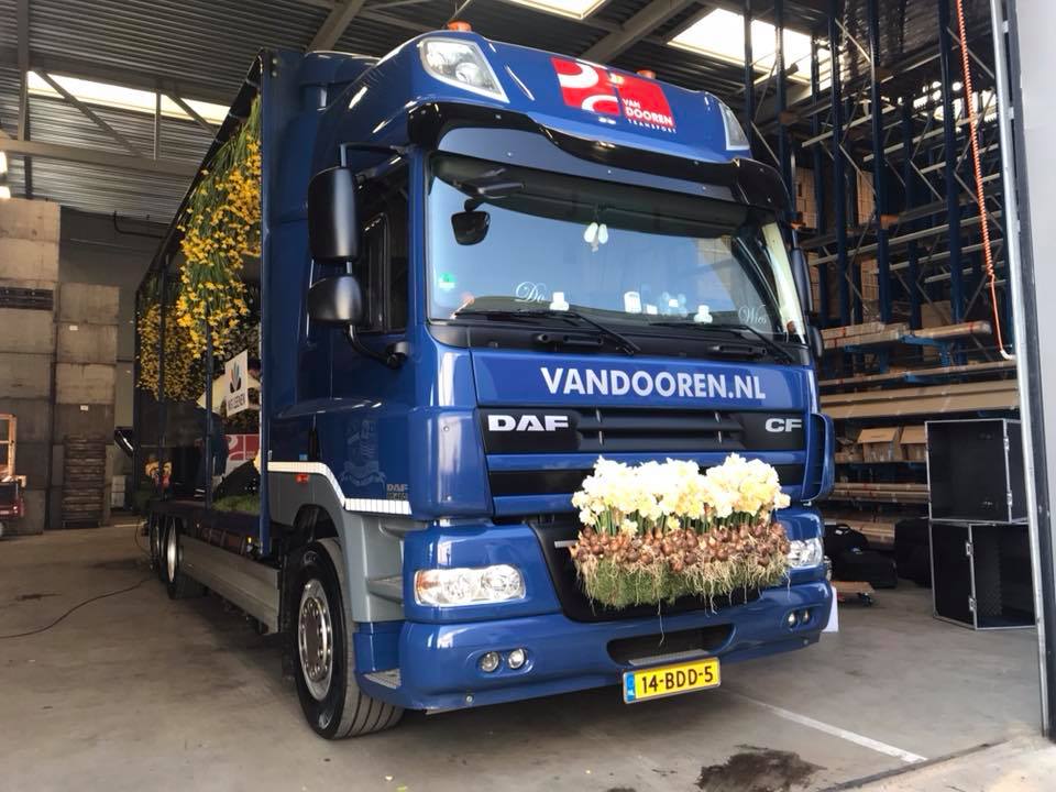 Ook dit jaar zijn onze #narcissen verwerkt op de trailer van <a href="/VanDoorenTrans/">Van Dooren Transport</a> tijdens de <a href="/HETbloemencorso/">Bloemencorso Bollenstreek</a>. Vanuit Noordwijk rijdt deze vrachtwagen met gezellige muzikale klanken richting Haarlem. Mis het niet!