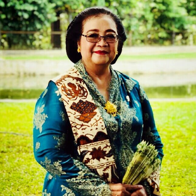 1. Dengan mengenakan kebaya dan sanggul, Menteri LHK, <a href="/SitiNurbayaLHK/">Siti Nurbaya Bakar</a> dinobatkan menjadi juara busana paling serasi dalam puncak peringatan Hari Kartini Ibu-ibu Kabinet Kerja Jokowi-JK. 

#HariKartini
#KLHK