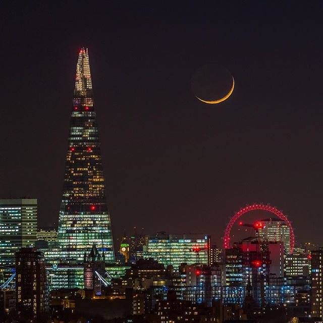 SheriffHotel's tweet photo. The most beautiful crescent 🌙 🙌🏼😯 in here in #london #happyweekend #saturdaynight #terrificphotography by @londonfromtherofotops #timetounwind #shard https://t.co/BYJjgkhncR
