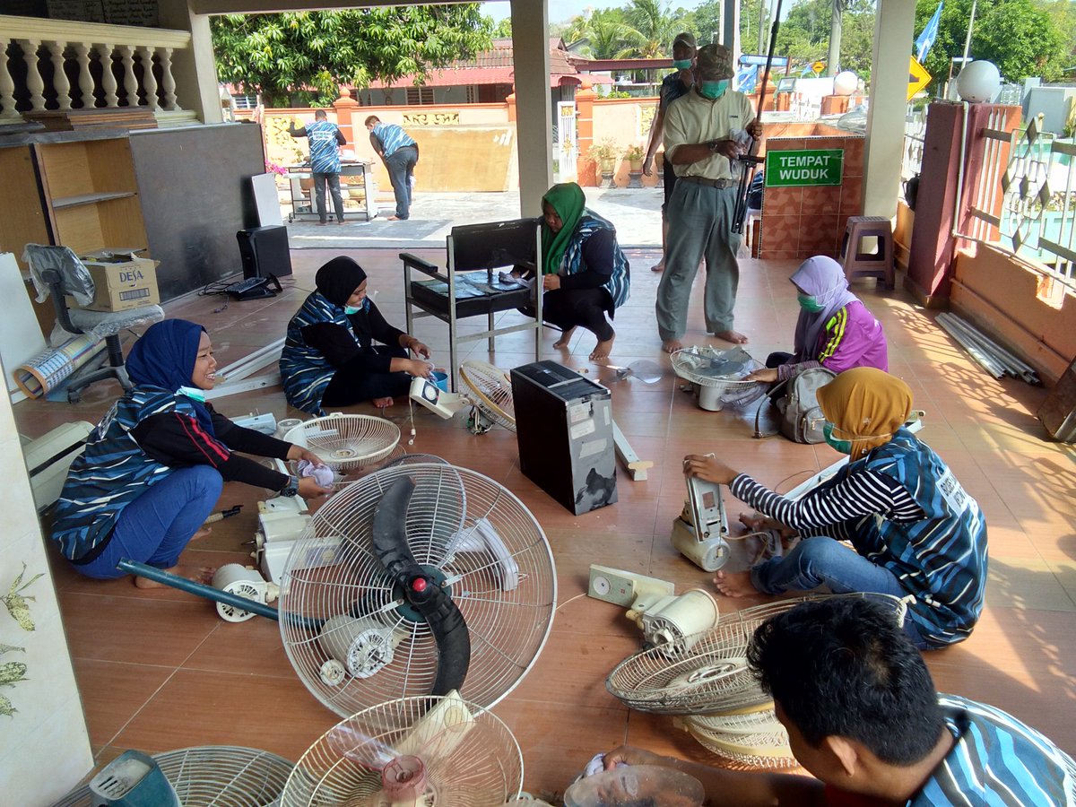 BSKNMelaka's tweet photo. Khidmat bakti BSKN Melaka bersama MBMB, SWM dan komuniti Pantai Rombang.

Tarikh : 21/4/18
Masa : 0800h - 1230h
Lokasi : Balai Nelayan Pantai Rombang dan Masjid As-Sakinah Bukit Gedong

#jomjoinBSKN
#PLKN2.0
#BSKN
#khidmatnegara https://t.co/pjecUDxwA2