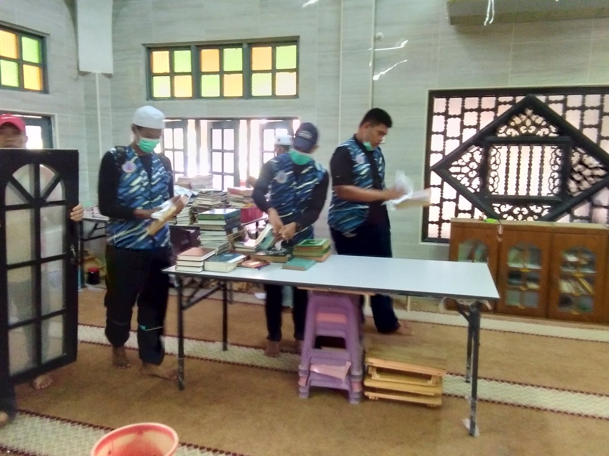 BSKNMelaka's tweet photo. Khidmat bakti BSKN Melaka bersama MBMB, SWM dan komuniti Pantai Rombang.

Tarikh : 21/4/18
Masa : 0800h - 1230h
Lokasi : Balai Nelayan Pantai Rombang dan Masjid As-Sakinah Bukit Gedong

#jomjoinBSKN
#PLKN2.0
#BSKN
#khidmatnegara https://t.co/pjecUDxwA2