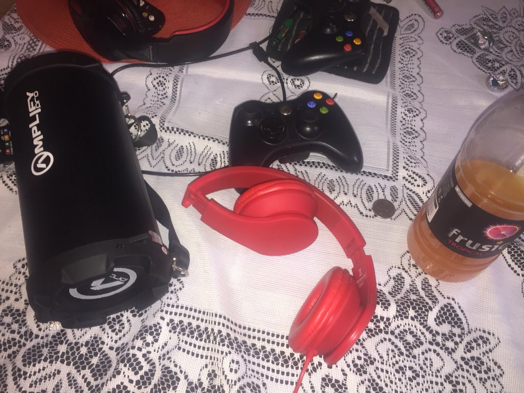 SlickAllos's tweet photo. Thank you for the headphones Dj Tamuka.. Game recognize game fam 👊🏿 #OneBlood #DjDNA https://t.co/XY2YN8SZNV