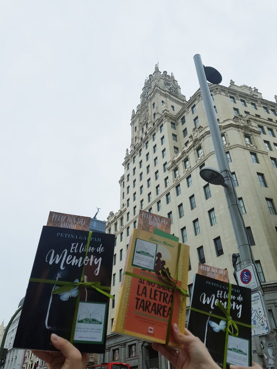 bookfairies_mad's tweet photo. #bookfairiesreadingAfrica Trío de libros juntos a @EspacioFTef, las editoriales @MaevaEdiciones y @HarperCollinsIB se unen a las @bookfairies_es #ibelieveinbookfairies https://t.co/G0NAEoW4d8