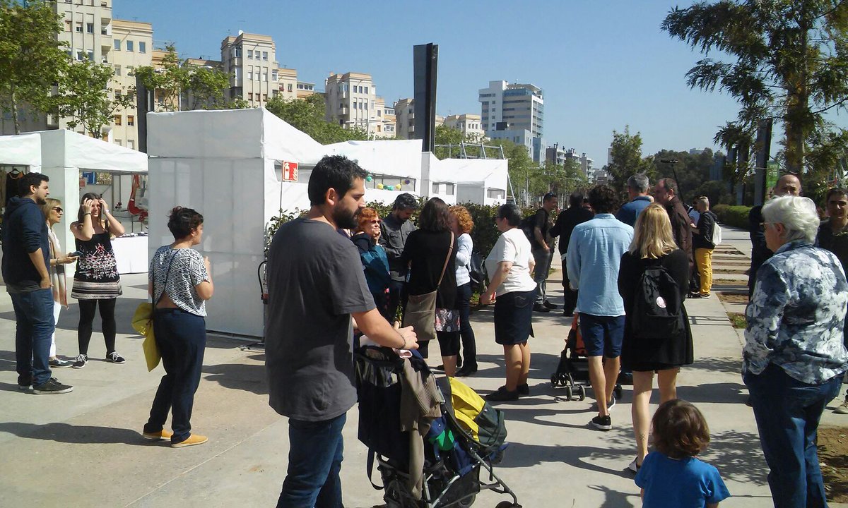 Bcn_SantMarti's tweet photo. Ja està en marxa @LaPioneraBCN El dia és esplèndid, com per no perdre's la cita al passeig de Calvell del #Poblenou!! Mira-t'ho a https://t.co/daxN629h1Z https://t.co/G6IMv0dRKI
