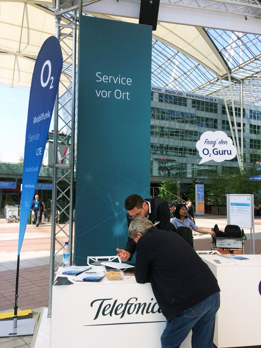 o2bsolutions's tweet image. Mit einem gigantischem Wetter und in entspannter Atmosphäre geht die Innovation &amp;amp; Style heute weiter, Servicemitarbeiter von o2 Guru helfen z.B. vorbeikommenden Reisenden @MUC_Airport #O2Guru