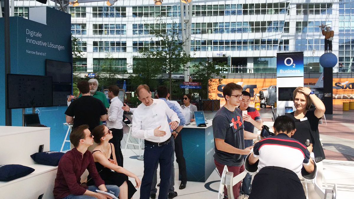 o2bsolutions's tweet image. Mit einem gigantischem Wetter und in entspannter Atmosphäre geht die Innovation &amp;amp; Style heute weiter, Servicemitarbeiter von o2 Guru helfen z.B. vorbeikommenden Reisenden @MUC_Airport #O2Guru