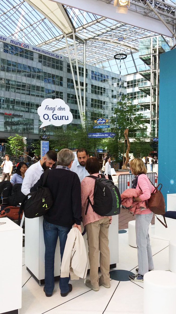 o2bsolutions's tweet image. Mit einem gigantischem Wetter und in entspannter Atmosphäre geht die Innovation &amp;amp; Style heute weiter, Servicemitarbeiter von o2 Guru helfen z.B. vorbeikommenden Reisenden @MUC_Airport #O2Guru
