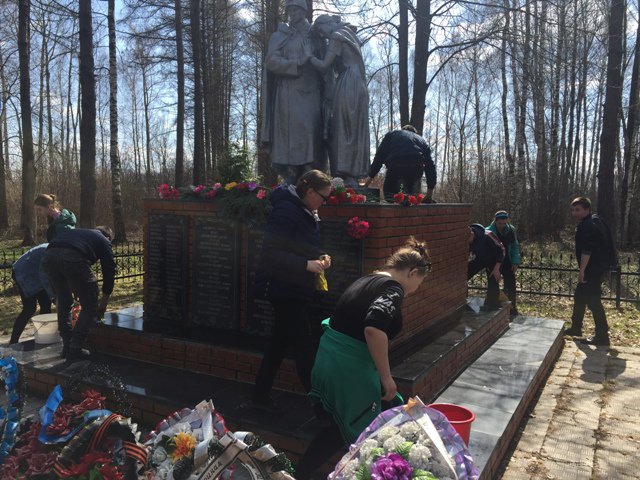 MordvesSchool's tweet image. В рамках Всероссийской акции #ВесенняяНеделяДобра 20 апреля команда волонтеров провела уборку на территории Братской могилы поселка Мордвес.