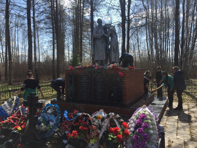 MordvesSchool's tweet image. В рамках Всероссийской акции #ВесенняяНеделяДобра 20 апреля команда волонтеров провела уборку на территории Братской могилы поселка Мордвес.