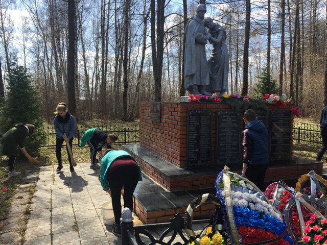 MordvesSchool's tweet image. В рамках Всероссийской акции #ВесенняяНеделяДобра 20 апреля команда волонтеров провела уборку на территории Братской могилы поселка Мордвес.