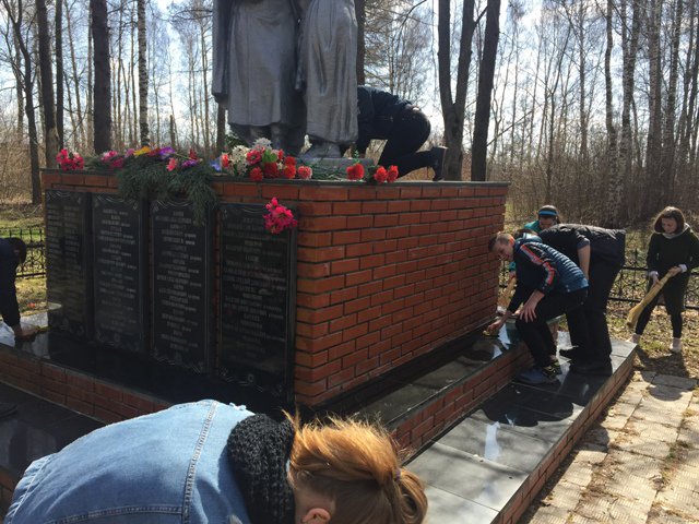 MordvesSchool's tweet image. В рамках Всероссийской акции #ВесенняяНеделяДобра 20 апреля команда волонтеров провела уборку на территории Братской могилы поселка Мордвес.