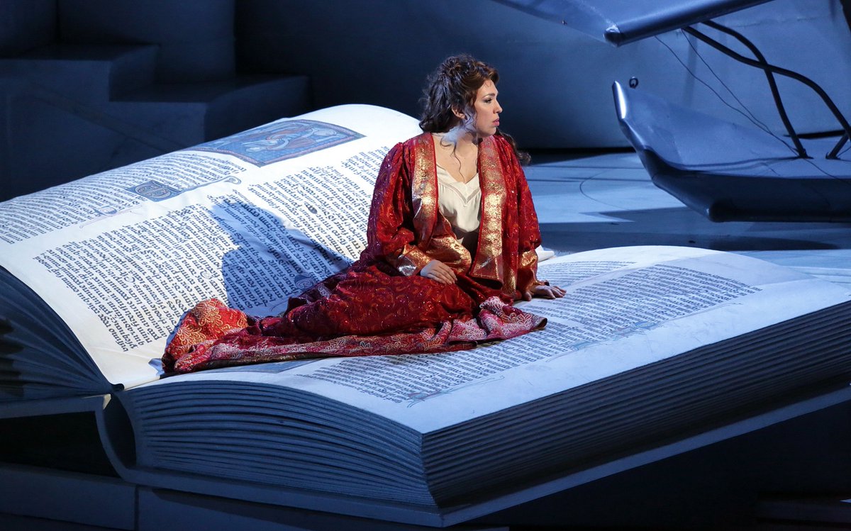 Stasera alle 20 torna in scena #Francescadarimini, nel «mare sinfonico» di #RiccardoZandonai diretto da #FabioLuisi con la colossale regia di #DavidPountney e le scene di <a href="/LeslieTravers/">Leslie Travers</a>. Acquista ora il tuo biglietto! buff.ly/2HyI5hR