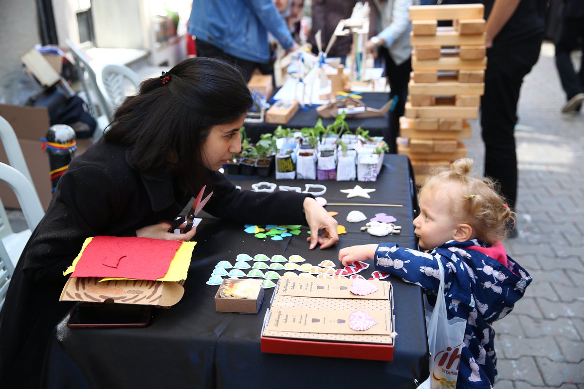 kadikoybelediye's tweet photo. 23 Nisan Şenliği devam ediyor...

Kadıköy Maker Fair Rasimpaşa Duatepe Sokak'ta başladı. Gün boyunca hem çocukları hem büyükleri eğlenmeye ve paylaşmaya bekliyoruz.

#mfkadıköy18 #birlikteyap #makerhareketi

Tüm program için:
https://t.co/QdVcsoii3Y https://t.co/vL1mZZZv7f