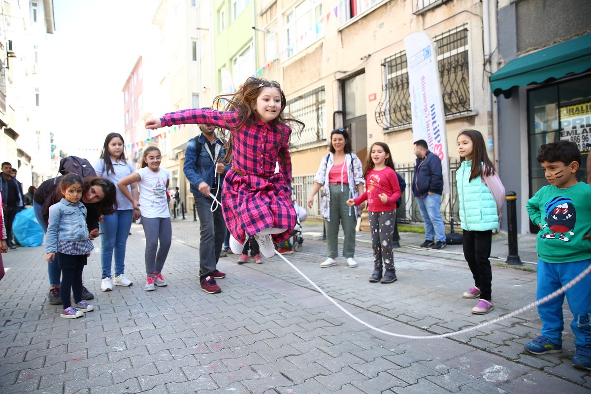 23 Nisan Şenliği devam ediyor...

Kadıköy Maker Fair Rasimpaşa Duatepe Sokak'ta başladı. Gün boyunca hem çocukları hem büyükleri eğlenmeye ve paylaşmaya bekliyoruz.

#mfkadıköy18 #birlikteyap #makerhareketi

Tüm program için:
goo.gl/QC9Nx6