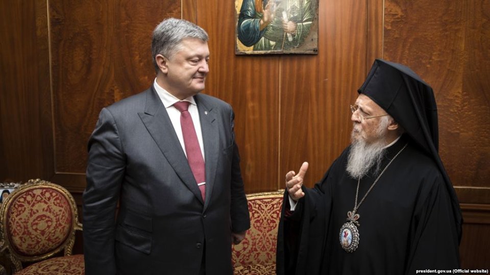 Greeks4Ukraine's tweet photo. Σημαντική εξέλιξη για το Πατριαρχείο Κωνσταντινουπόλεως! Η Ουκρανία ζητά να υπαχθεί στο Πατριαρχείο η Ουκρανική Εκκλησία, μετά την συνάντηση του προέδρου Ποροσένκο με τον Πατριάρχη Βαρθολομαίο.

https://t.co/dyc0MIjIHM https://t.co/I1K9HRnYmr