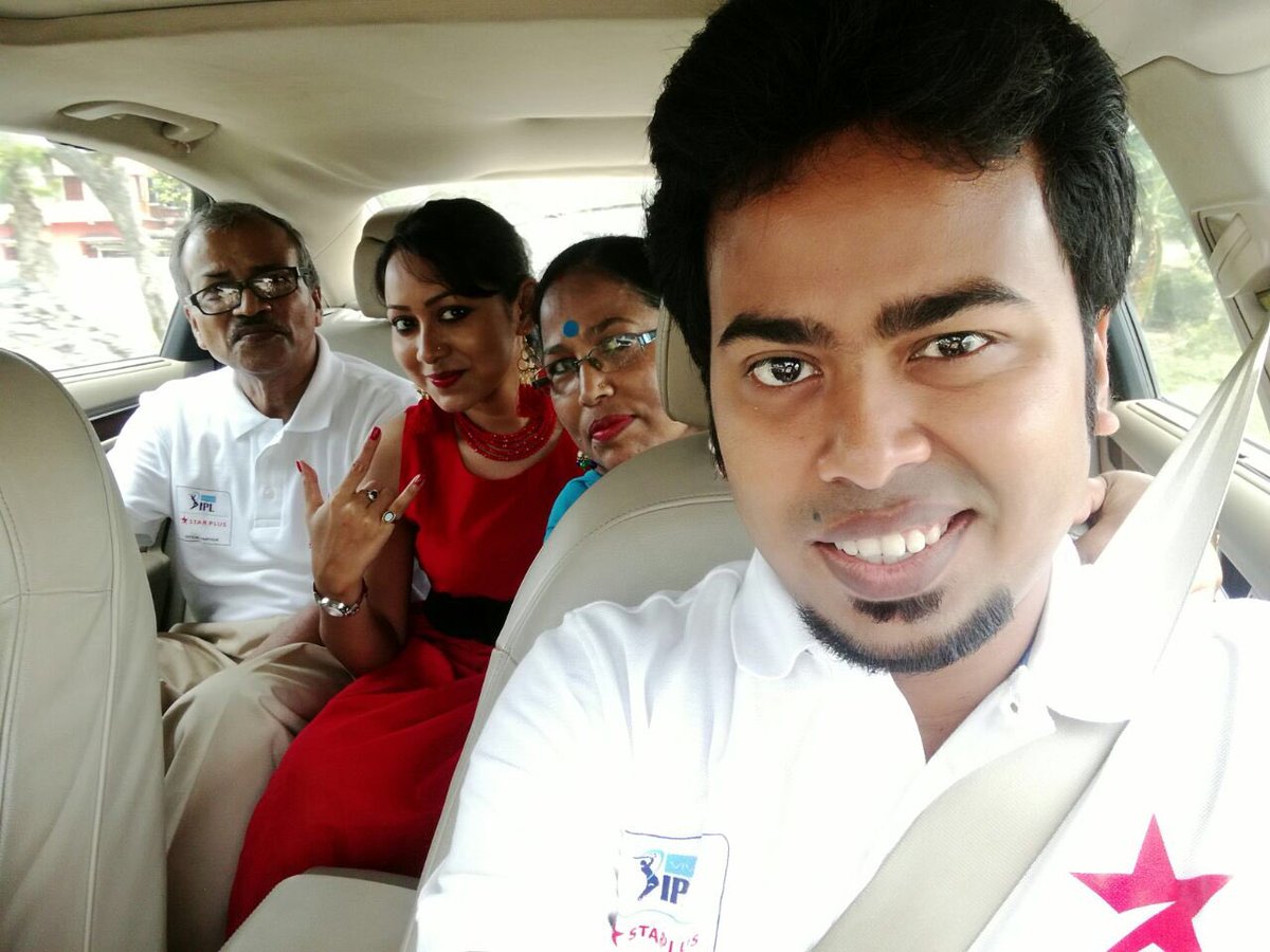 StarPlus's tweet photo. A #CarWaliSelfie marks the beginning of an eventful afternoon! #STARPlusTicket2Cricket
.
.
#Winners #Kolkata #Family #TreatedLikeStars #FancyRide #StarsForTheDay #KKRvsKingsXIPunjab #VIVOIPL2018 https://t.co/NUN25OI1US