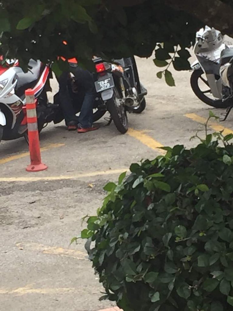Ijulnaim's tweet photo. Kepada pemilik motorsikal di bawah yang kehilangan tayar dan rim anda di Melaka Mall, ini gambar perembat dengan no plat nya sekali. Twitter please do your part. https://t.co/EOuRDXiHNp
