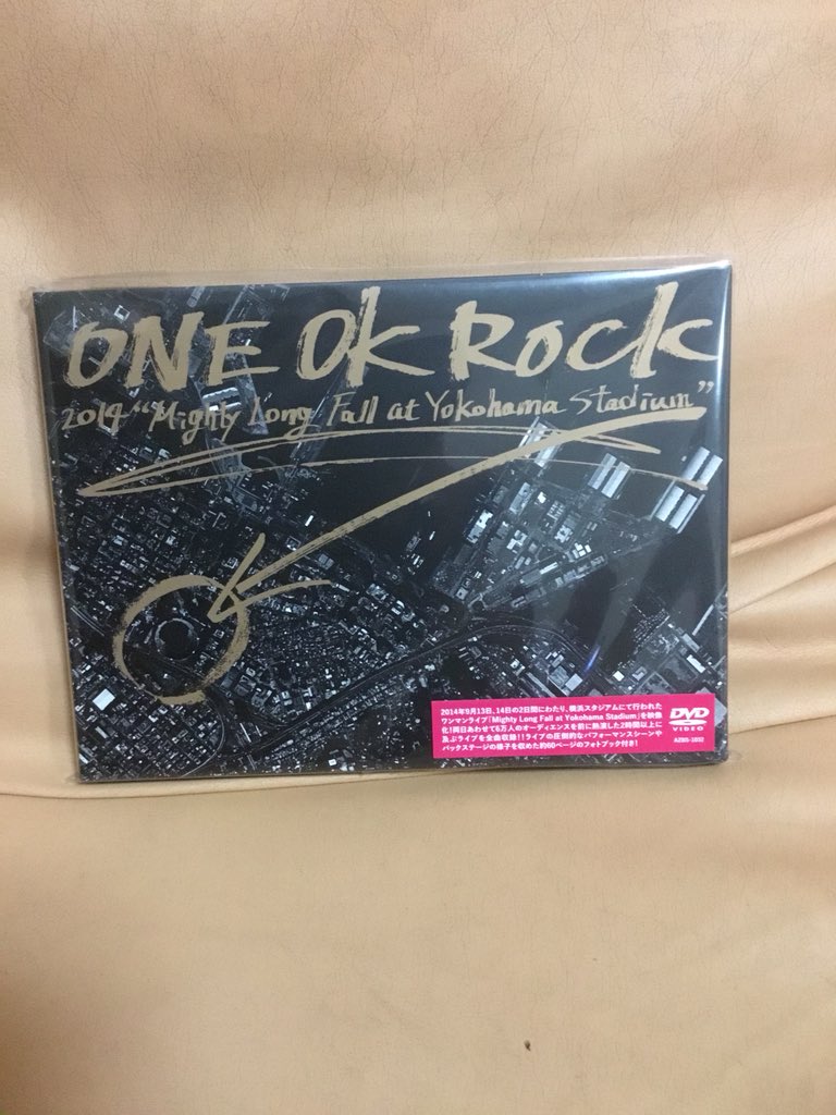 SOUoneokrockcom's tweet photo. あー…つい買ってしまった‼️
友達の渚園のDVD見よったらいいなーって爆笑🤣
また見にきてな！
お二人さん笑笑 https://t.co/NNJmmemUT2