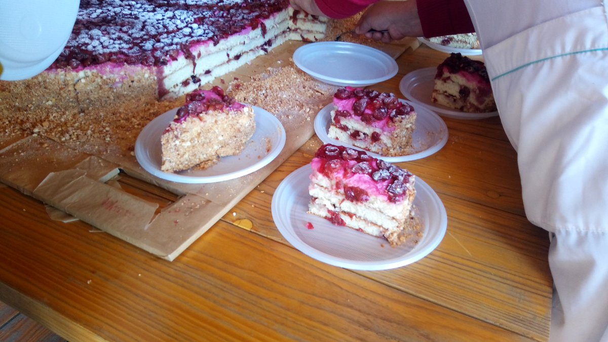 Кульминационный момент Вишневого фестиваля #СадПалисад - дегустация огромного вишневого пирога! Ура! #Епифань