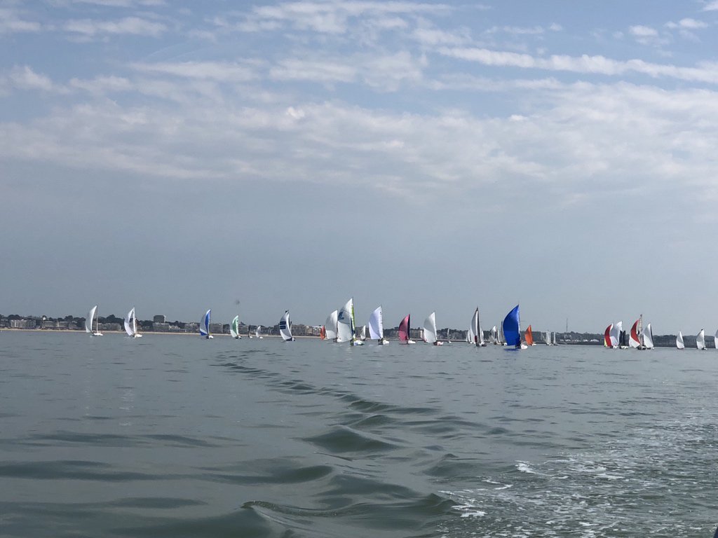 Bon départ !
Suivez les concurrents de la #select650 grâce à la CARTO sur CNBPP.fr ou revivez le départ en vidéo du drone sur Facebook. @ClasseMini <a href="/pornichet44/">Philippe T</a>