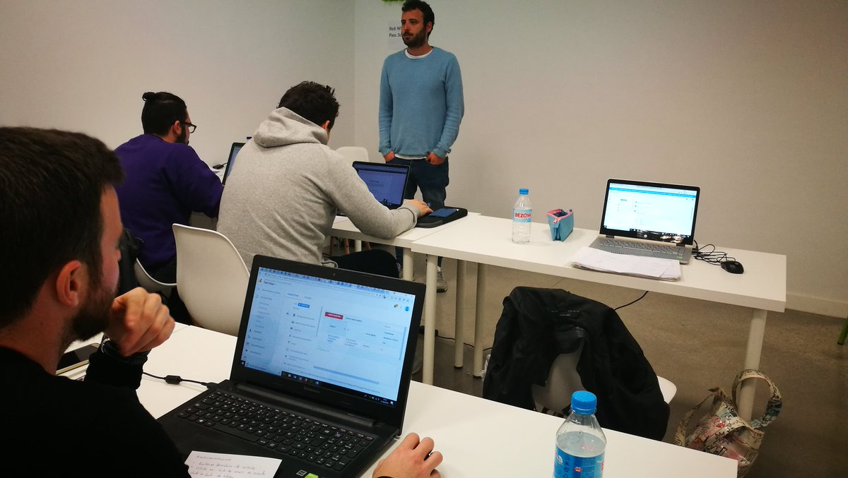 WindupTraining's tweet photo. Nuestros alumnos del #MasterMkWindupVS comienzan a configurar #GoogleAnalytics creando #objetivos de conversión con Jose Antonio, #Analista de #Hawkers 😎 Let's go!!! 👍😉 https://t.co/30nEU0KxcA