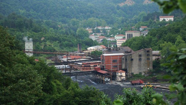 Yeni üniversite alanları oluşturulurken Zonguldak bölgesinde işlevsel yükleri azalan eski maden bölgeleri ve benzeri alanlar değerlendirilmeli. Yeni çekim oluşturulması bir yandan mevcut nüfusun yaşam kalitesini arttırırken öte yandan koruma açısından anlamlı olur. <a href="/oyilmaz/">Ömer Yılmaz</a>