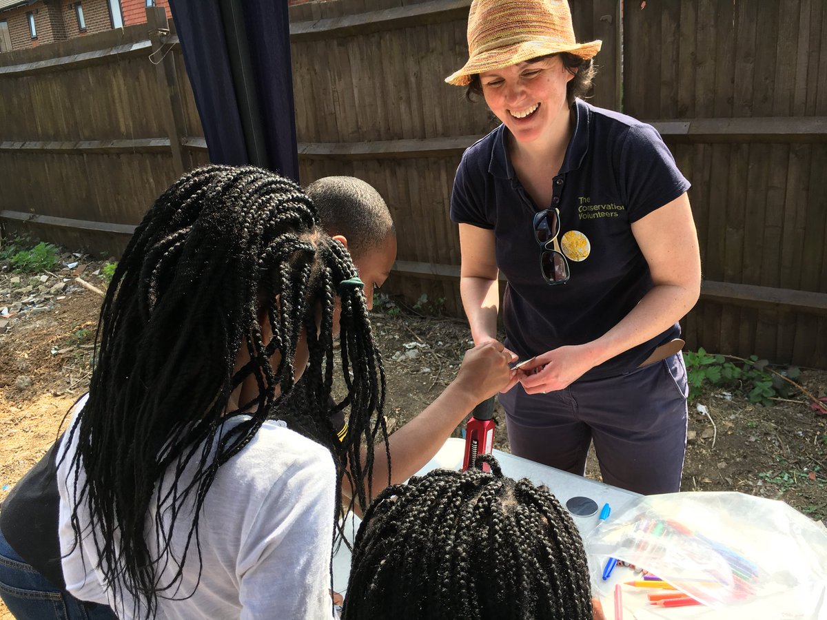TWC_Projects's tweet photo. The sun is out in #Slough and we are #gardening with the fab team from @ThamesValleyHA @TCVBerkshire #MorayDrive #GreenFingers https://t.co/jcZpBY2q1t