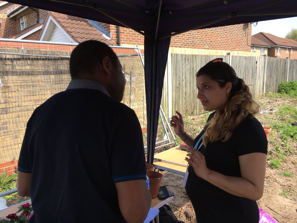 TWC_Projects's tweet photo. The sun is out in #Slough and we are #gardening with the fab team from @ThamesValleyHA @TCVBerkshire #MorayDrive #GreenFingers https://t.co/jcZpBY2q1t