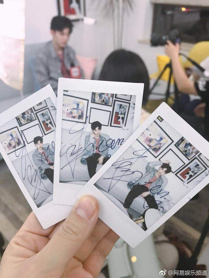 ttan_natt's tweet image. เมื่อวานพี่เจียไปถ่ายรายการสดน่าจะสอนทำอาหารนะคะ โดยในการถ่าบทอดสด พี่เจียได้แจกผ้ากันเปื้อนที่ใส่ถ่ายฯกับรูปพร้อมลายเซ็นโดยจะประกาศรายชื่อวันจันทร์ที่ 23 ค่ะ #idolproducer #xingjie