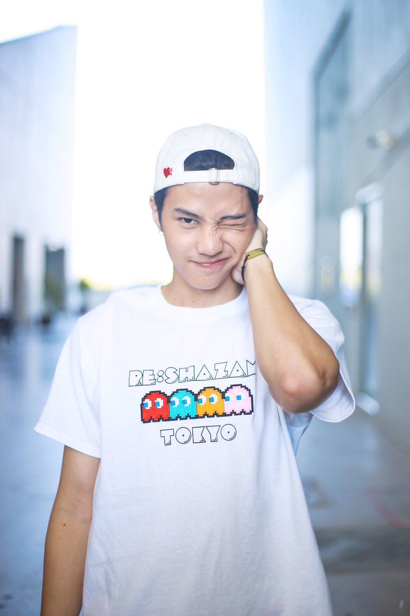 ปวดคอก็ไปนวดเซ่ !!!
ไม่ใช่มาทำหน้า”น่ารัก”งี้ !!!
มันไม่โอเคกับหัวใจเลย !!!

<a href="/bank_thiti/">Thiti Mahayotaruk</a> #bank_thiti
#nadaoartist