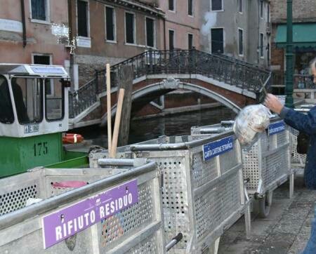 Venezia: porta a porta anche a #Castello dall'8 maggio. Si completa così la rivoluzione della raccolta dei #rifiuti in tutta la Città Antica. ♻👍

Più decoro, città più pulita e basta sacchetti della spazzatura abbandonati! 

➡ Info: live.comune.venezia.it/it/2018/04/por… 

[staff]
