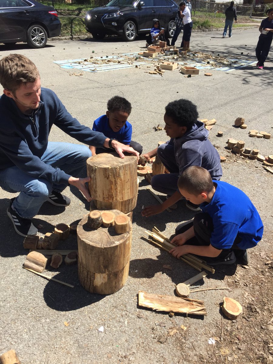MrsRhodesJCPS's tweet photo. Another successful #EarthDay @portlandjcps Students explored, created, and cleaned up the streets of Portland! A special thanks to ECHO, @FoodLitProj_Lou @UofLbiz @ElevatePortland @BrenStokesJCPS  @JGu3rns @HoschPES #PortlandPride #WeAreJCPS https://t.co/X5eYmvqM0f