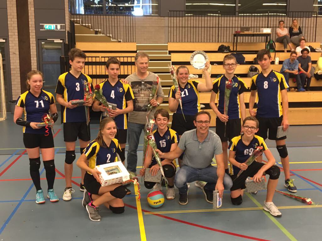 Kampioensschaal uitgereikt aan XB1. Zij ontvingen natuurlijk bloemen en taart! Nogmaals van harte gefeliciteerd! Vanavond volgt de huldiging tijdens het eindfeest. 🎉🥇🏆