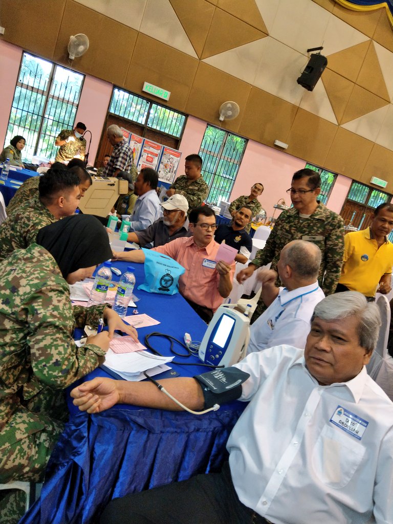 drMariah_IPP's tweet photo. #IPP team in action with the RMAF Veterans tonight. We are excited to serve in this biggest event of the year and to meet the familiar faces again.
@DrKoming 
@airforcenextgen 
@VeteranATM 
#kebajikan https://t.co/6vCJ8AOXIO