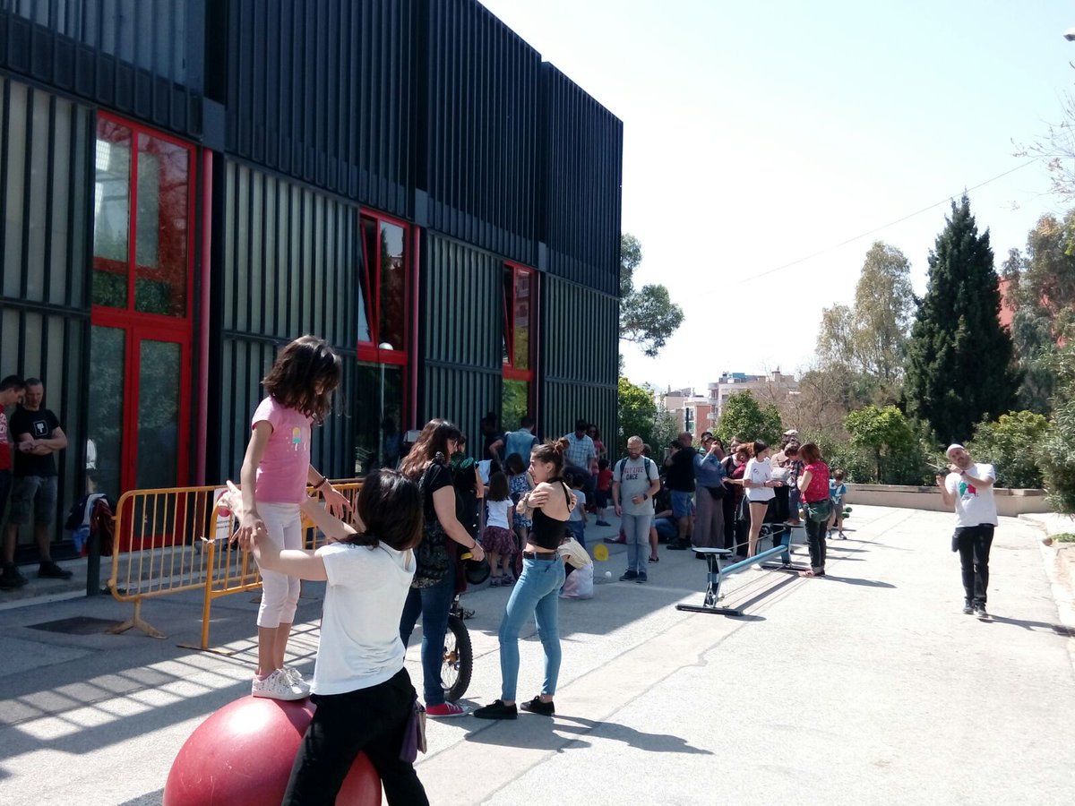 ateneu9b's tweet photo. Dia mundial del #circ en marxa! Presentació de la tesi sobre circ social, tallers i per la tarda espectacles. https://t.co/RKxbBu8mKL