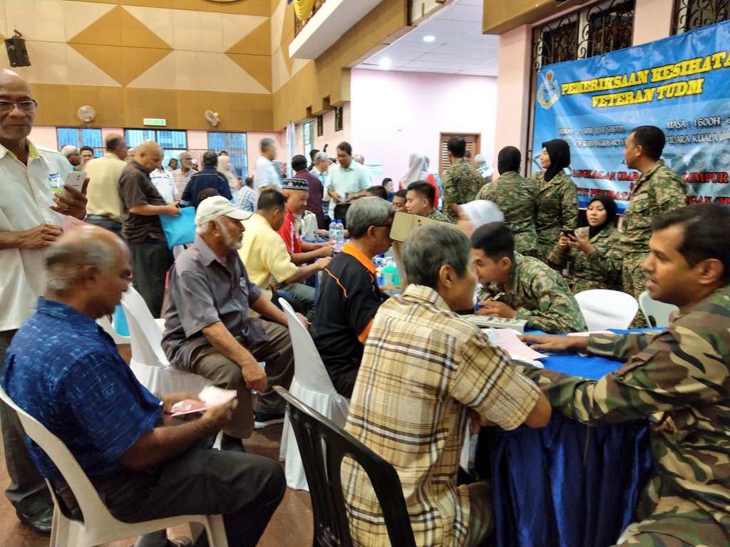 #IPP team in action with the RMAF Veterans tonight. We are excited to serve in this biggest event of the year and to meet the familiar faces again.
<a href="/DrKoming/">Dr Yaakop</a> 
@airforcenextgen 
<a href="/VeteranATM/">Jhev ATM</a> 
#kebajikan