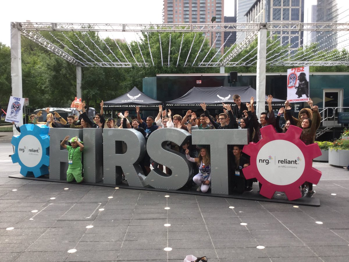 alexandersul17's tweet image. First Worlds Robotics Competition Houston Friday #7152 #Owltonomous #TechGarage @ADHUS_FAUHS