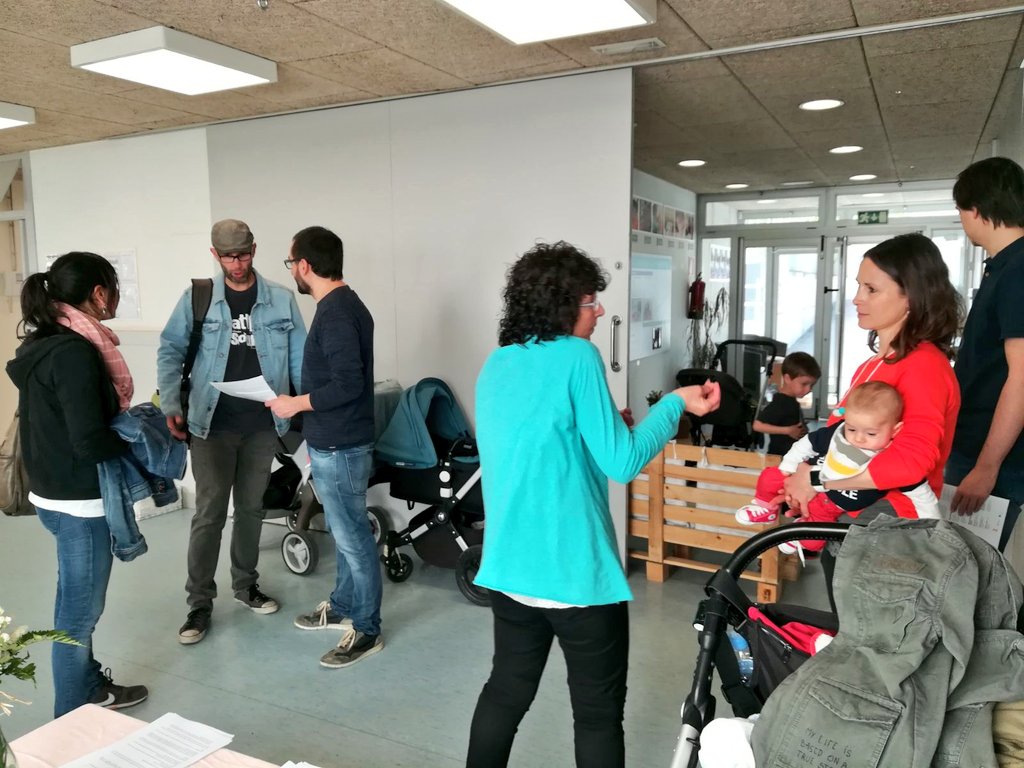 vic_educacio's tweet photo. 📷 Molta afluència de famílies aquest matí a la Jornada de portes obertes de les Escoles Bressol Municipals de Vic #EscolesBressolMunicipals #Vic #PortesObertes https://t.co/2SxdDzOU6J